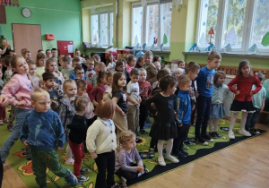 Przedszkolaki tańczą w rytm muzyki.
