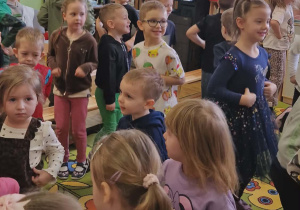 Dzieci tańczą w rytm ludowej muzyki.