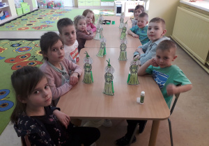 Dzieci prezentują kukiełkę "Przebiśniegowe panny".