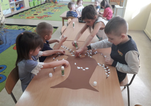 Dzieci podczas pracy plastycznej "Bazie kotki".