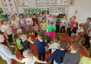Przedszkolaki tańczą dookoła marzanny.