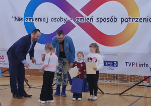 Wręczenie dyplomu i nagrody laureatce