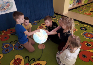 Zabawy dzieci z podświetlanym globusem.