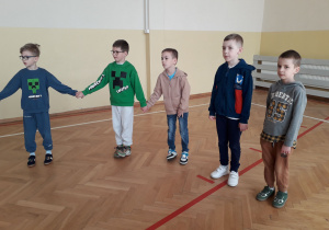 Przedszkolaki podczas zabawy kołowej w świetlicy szkolnej.