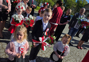 Delegacja dzieci podczas przemarszu majowego.