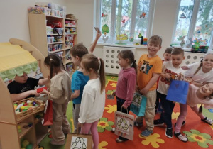 Dzieci podczas zabawy w sklep.