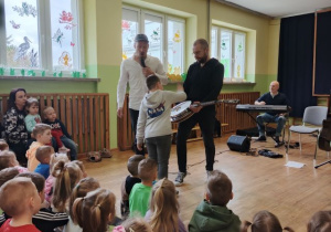 Chłopiec liczy struny na instrumencie.