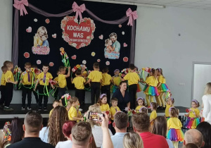 Dzieci na scenie w czasie występu grupowego