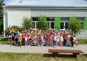 Dzieci pozują do zdjęcia na placu zabaw