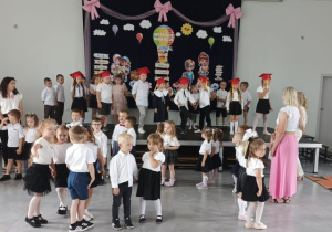 Przedszkolaki podczas występu z okazji zakończenie roku.