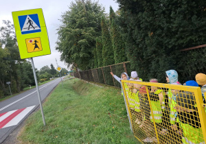 Dzieci oglądają znaki przy przedszkolu