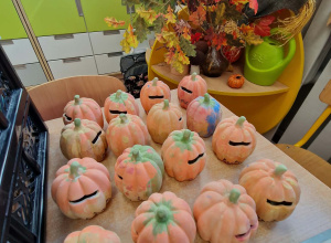 Ceramiczne dynie pomalowane przez dzieci