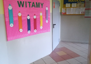 Zdjęcie przedstawia korytarz przedszkolny.