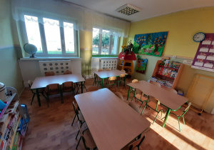 sala z stolikami i kącikiem przyrody w grupie 3,4 latków