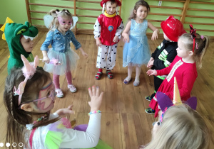 Taniec przedszkolaków w kole.