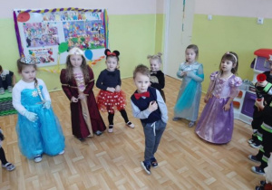 Przedszkolaki podczas zabaw tanecznych