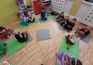 Dzieci z grupy 3,4-latków podczas zabawy z instrumentami