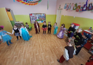 Przedszkolaki podczas zabaw muzyczno-ruchowych