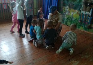 Zdjęcie przedstawia zabawę dzieci z aktorem.