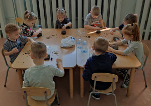 Grupa dzieci przy stoliku.