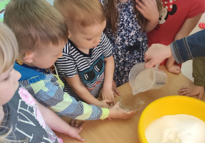 Dzieci pomagają przygotować masę solną.