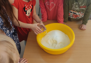 Dzieci przygotowują masę solną.