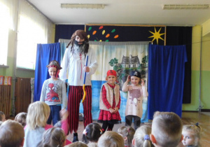 Dzieci tańczą z piratem.