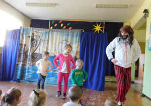 Dzieci tańczą z aktorem.