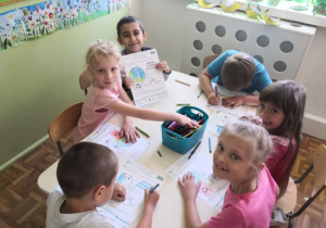 Przedszkolaki kolorujące obrazki