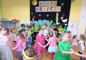 Dzieci podczas zabaw tanecznych