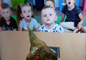 Dzieci oglądające dinozaura.