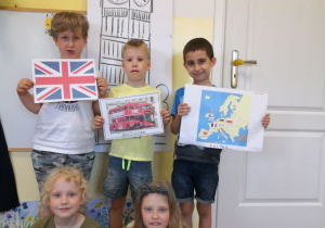Przedszkolaki prezentujące obrazki poznanego państwa
