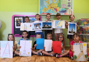 Przedszkolaki prezentujące obrazki poznanego państwa