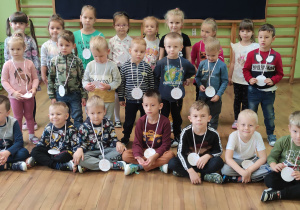 Dzieci z medalami.