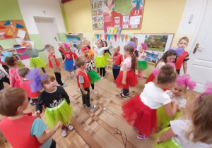 Dzieci tańczące przy piosence