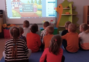 Przedszkolaki zapoznają się z prezentacją multimedialną.