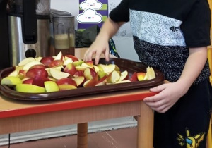 Dzieci przygotowują sok jabłkowy.