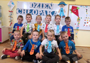Chłopcy z grupy 5,6-latków prezentujący się w krawatach i medalach "super chłopaków"
