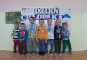 Chłopcy z grupy 3,4,5-latków prezentujący się w krawatach i medalach "super chłopaków"