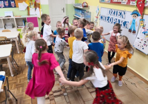 Przedszkolaki tańczące w kółeczku
