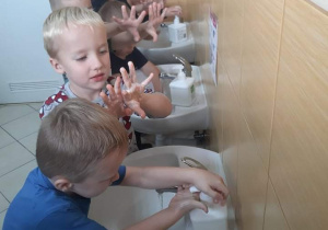 Chłopcy myjący ręce