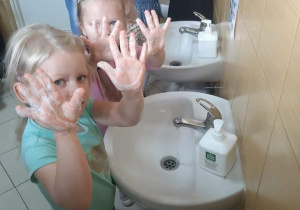 Dziewczynki myjące ręce