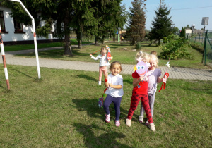 Zabawy z latawcem na placu przedszkolnym.
