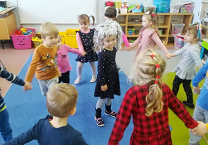 Dzieci 3,4 letnie tańczą w kole.