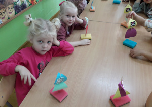 Dzieci wykonują łódki z kolorowej gąbki i kartonów.