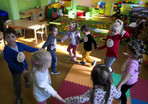 Zabawy taneczne dzieci.