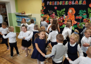 Przedszkolaki tańczące w parach
