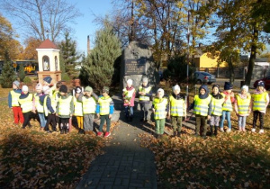 Przedszkolaki przy pomniku na skwerze w Wartkowicach