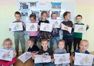 Przedszkolaki prezentujące prace plastyczne nawiązujące do polskiej tradycji świąt zadusznych