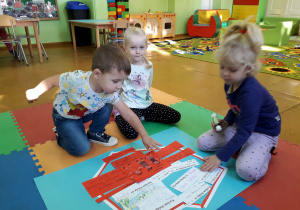 Dzieci tworzą makietę mapy Polski.